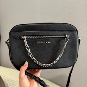 MICHAEL KORS JET SET WITH ZIP POCKET CHAIN